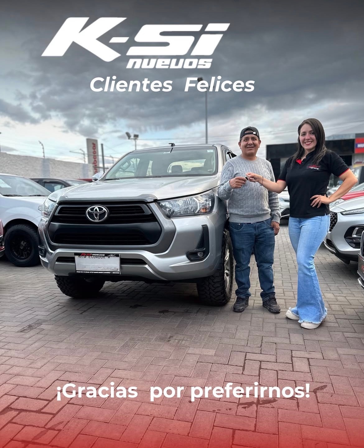 Cliente recibiendo su auto en K-si Nuevos, Cuenca